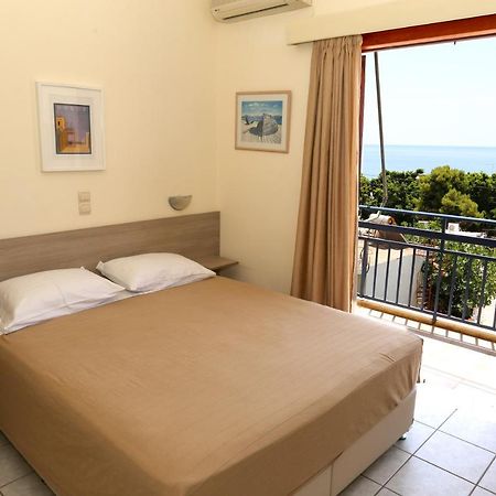 Hotel Karyatides Agia Marina  Luaran gambar