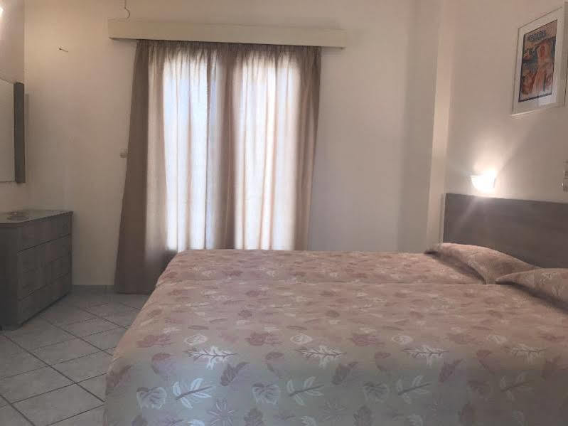 Hotel Karyatides Agia Marina  Luaran gambar