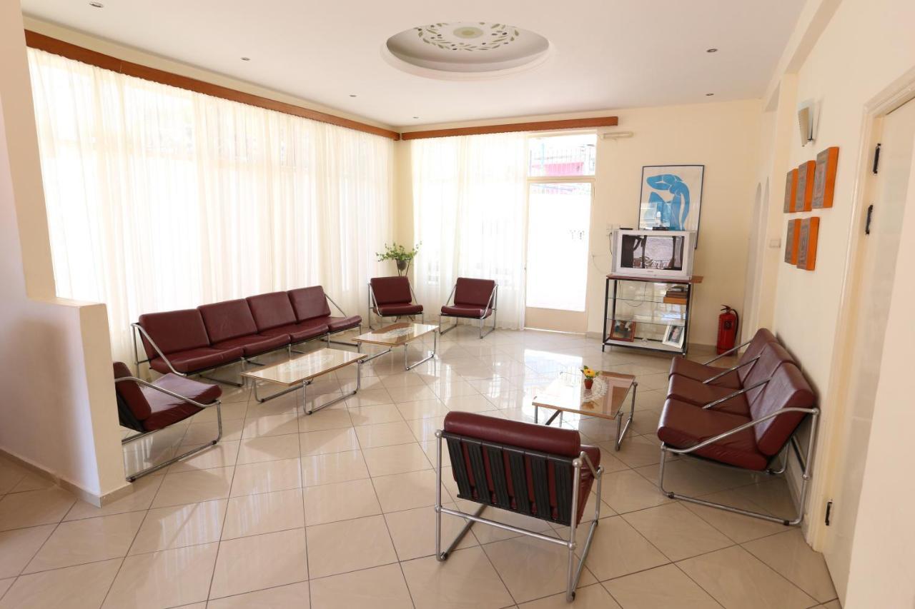 Hotel Karyatides Agia Marina  Luaran gambar